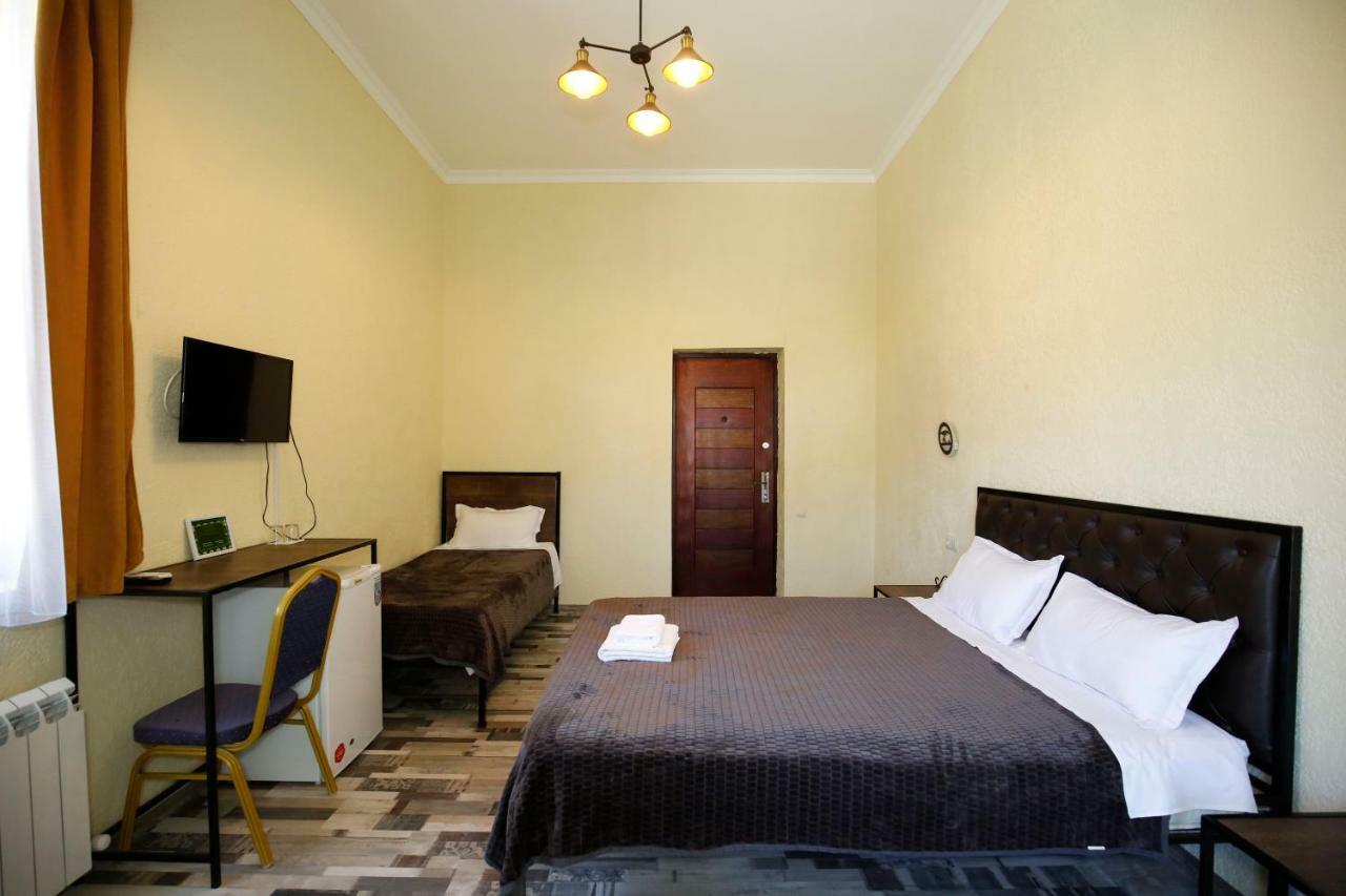 Green Flower Hotel Kutaisi Exterior photo