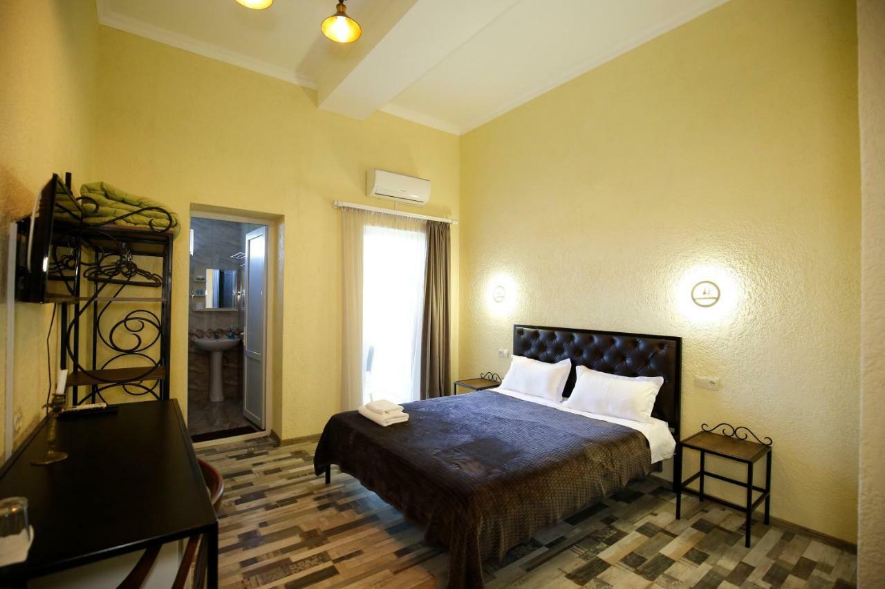 Green Flower Hotel Kutaisi Exterior photo
